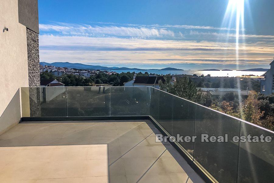 Šibenik, moderní vila s bazénem a výhledem na moře