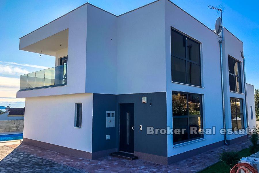 Šibenik, moderní vila s bazénem a výhledem na moře