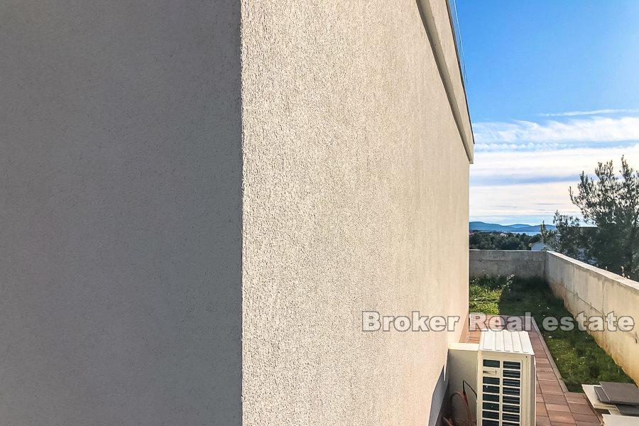 Šibenik, moderní vila s bazénem a výhledem na moře