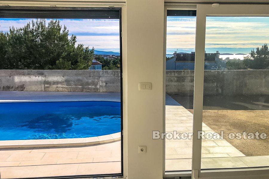 Šibenik, moderní vila s bazénem a výhledem na moře