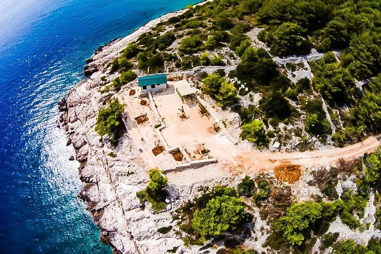 île de Brac. Terrain à bâtir en première rangée à la mer