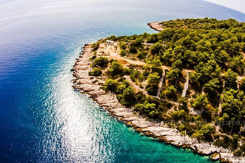 île de Brac. Terrain à bâtir en première rangée à la mer