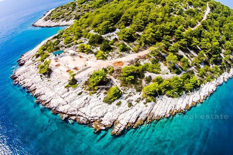 île de Brac. Terrain à bâtir en première rangée à la mer