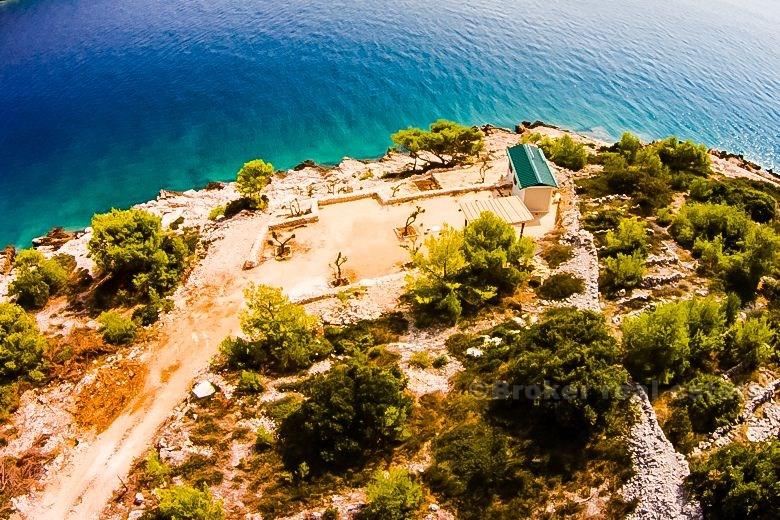 île de Brac. Terrain à bâtir en première rangée à la mer