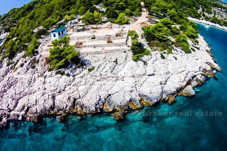 île de Brac. Terrain à bâtir en première rangée à la mer