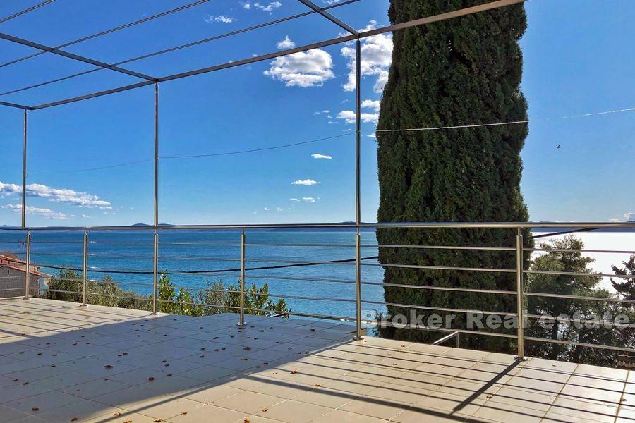 Ostrov Čiovo, krásný dům ve druhé řadě u moře