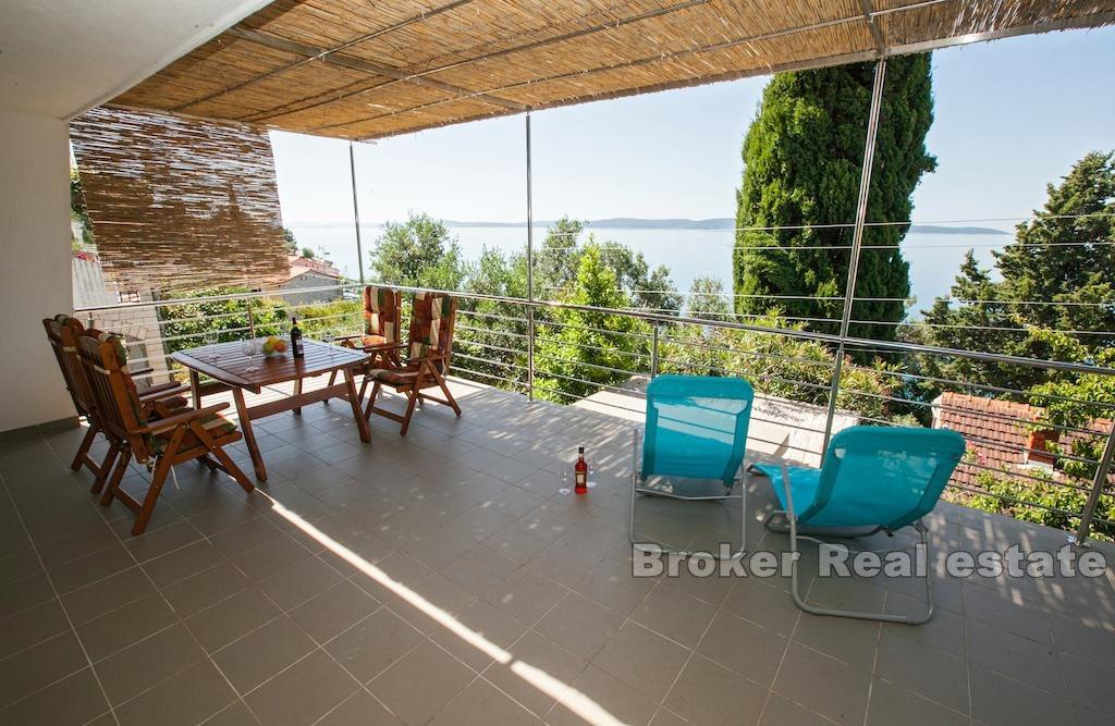 Île de Ciovo, belle maison au deuxième rang de la mer