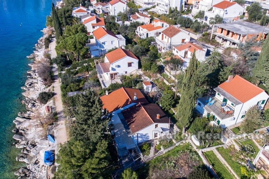 Île de Ciovo, belle maison au deuxième rang de la mer