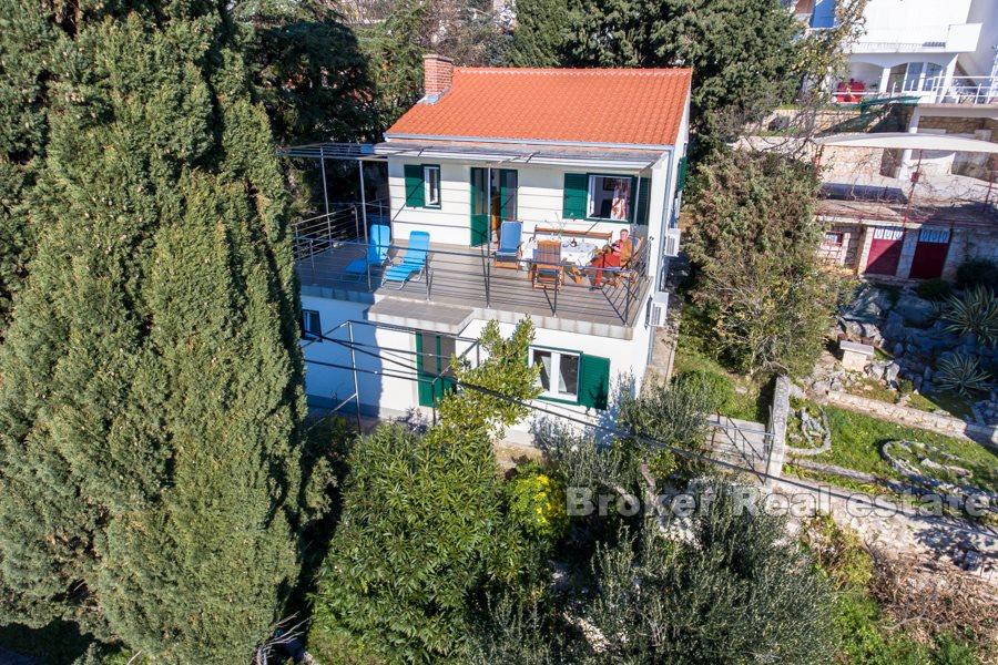 Île de Ciovo, belle maison au deuxième rang de la mer