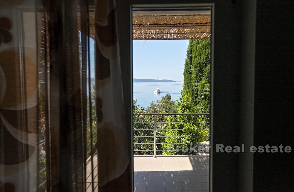 Île de Ciovo, belle maison au deuxième rang de la mer