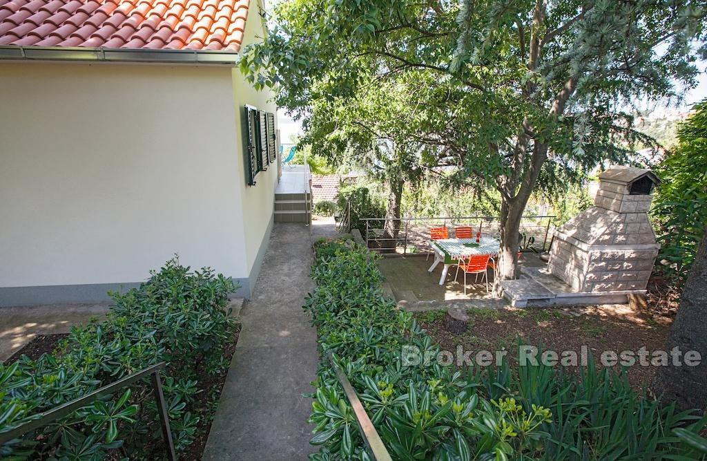 Île de Ciovo, belle maison au deuxième rang de la mer