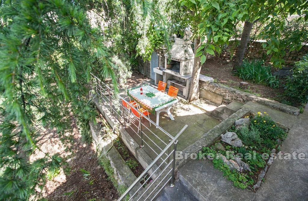 Île de Ciovo, belle maison au deuxième rang de la mer