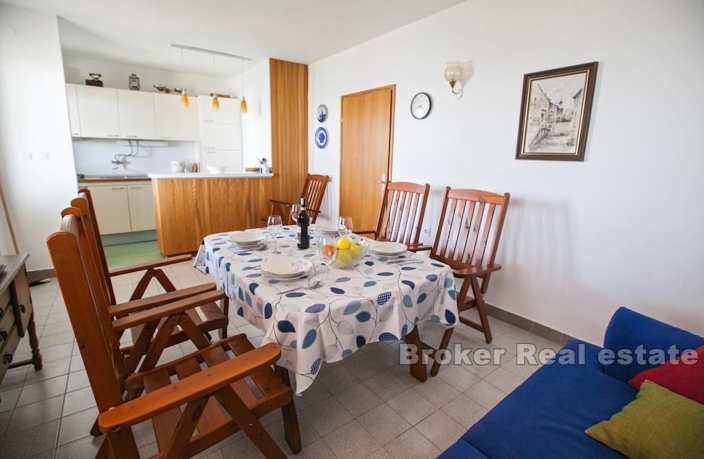 Île de Ciovo, belle maison au deuxième rang de la mer