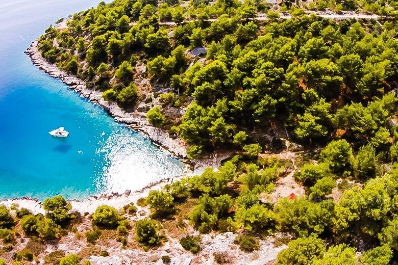 lato sud dell'isola di Brac, terreno terreno edificabile in prima fila al mare
