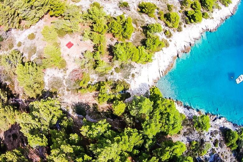 południowa strona wyspy Brac, działka budowlana w pierwszym rzędzie do morza