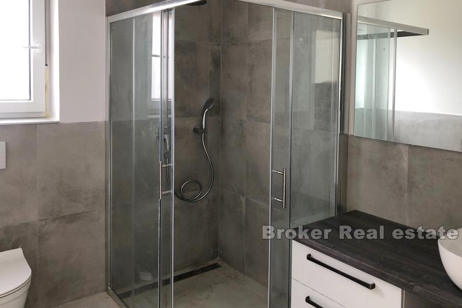 Wyspa Rab, apartamenty z dwiema sypialniami w nowym budynku z widokiem na morze