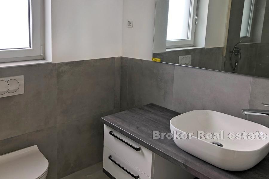 Wyspa Rab, apartamenty z dwiema sypialniami w nowym budynku z widokiem na morze