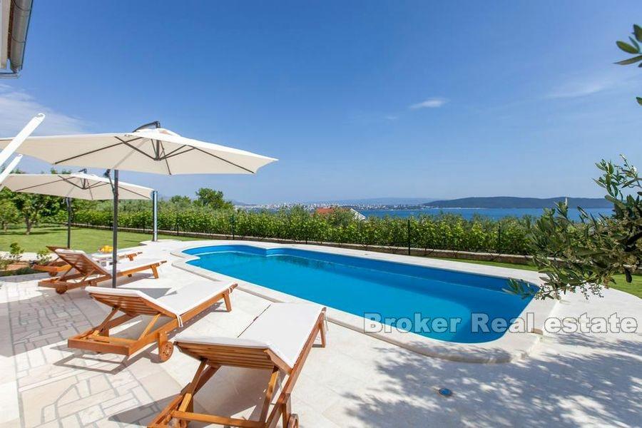 Kastela, villa med havsutsikt och pool