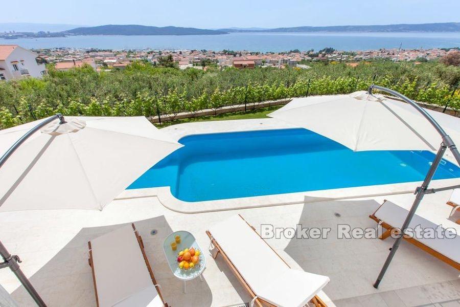 Kastela, villa med havsutsikt och pool