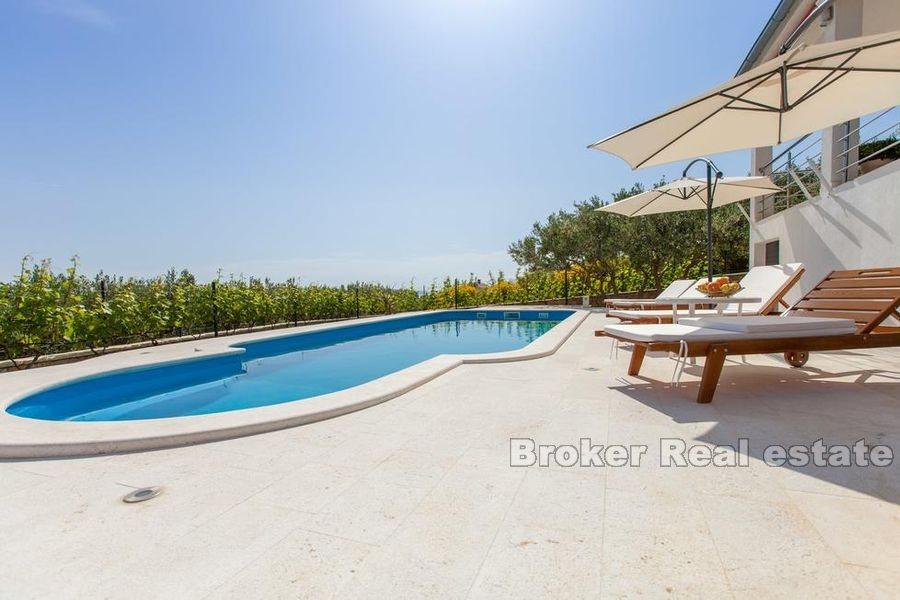 Kastela, villa med havsutsikt och pool