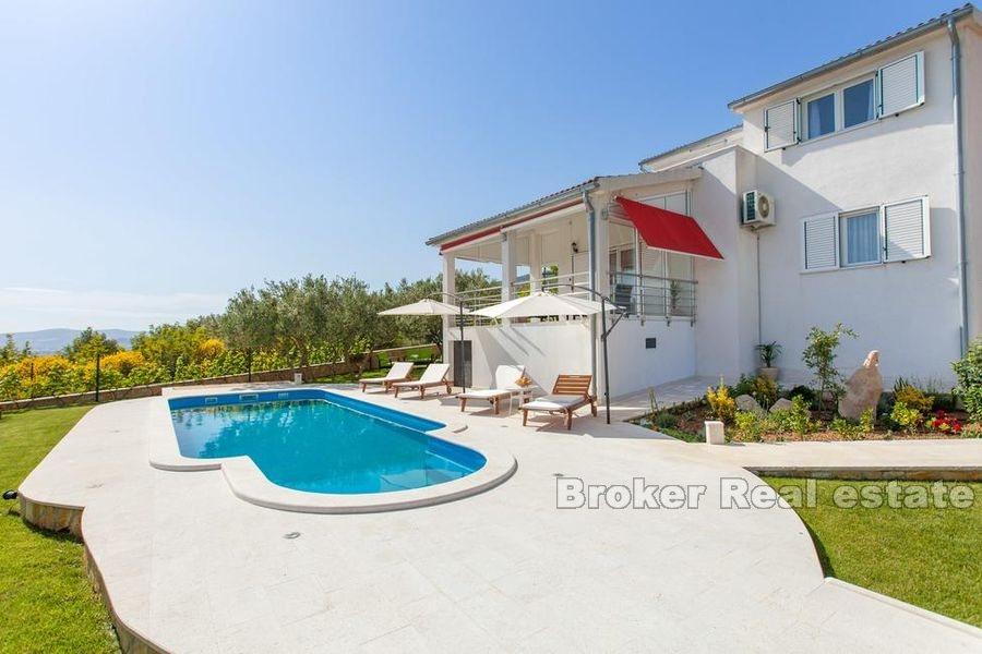 Kastela, villa med havsutsikt och pool