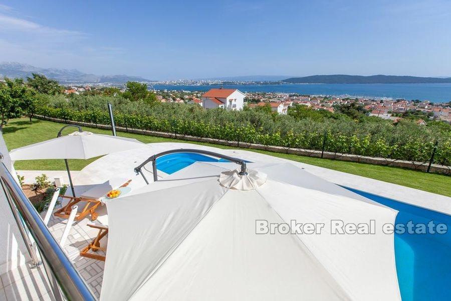 Kastela, villa med havsutsikt och pool