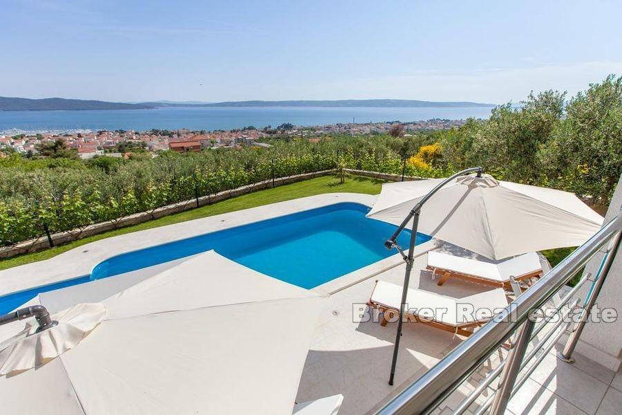 Kastela, villa med havsutsikt och pool