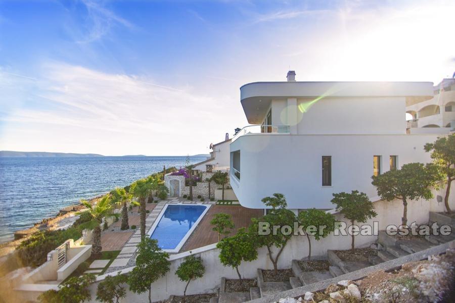 Isola di Ciovo, moderna villa sul mare