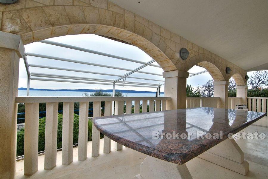 Wyspa Ciovo, ciekawy dom pierwszym rzędzie do morza