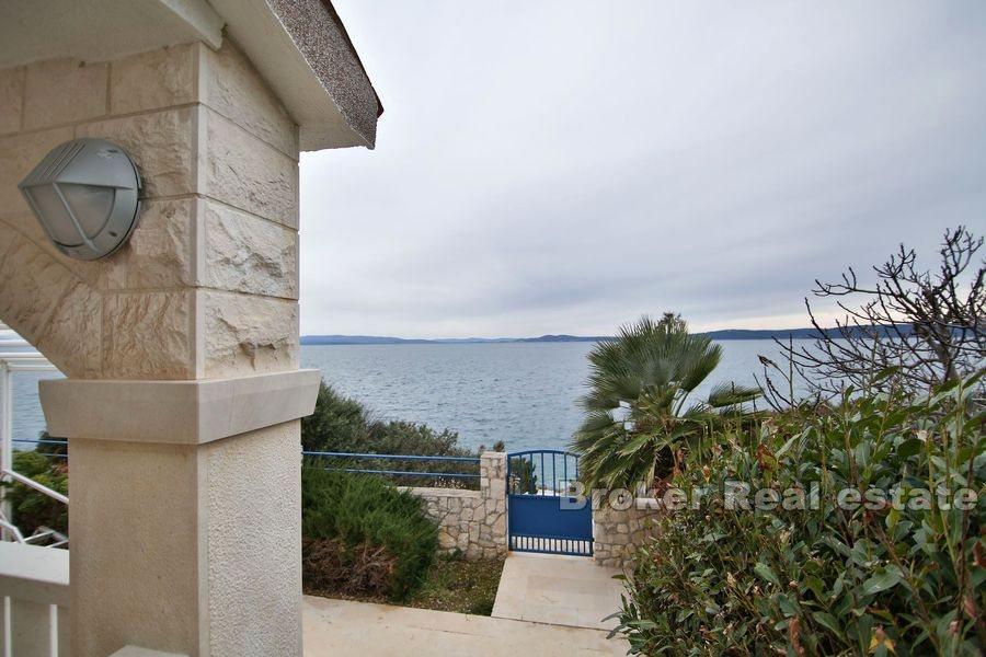 Wyspa Ciovo, ciekawy dom pierwszym rzędzie do morza