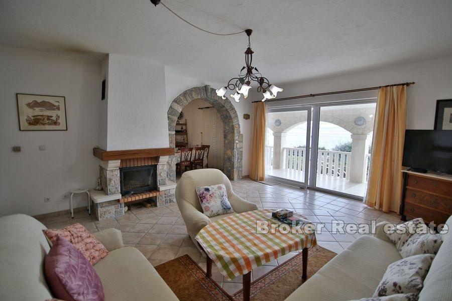 Wyspa Ciovo, ciekawy dom pierwszym rzędzie do morza