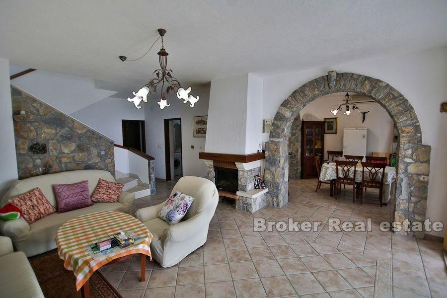 Wyspa Ciovo, ciekawy dom pierwszym rzędzie do morza