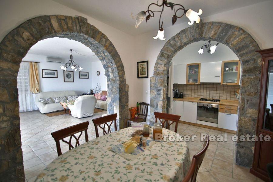 Wyspa Ciovo, ciekawy dom pierwszym rzędzie do morza