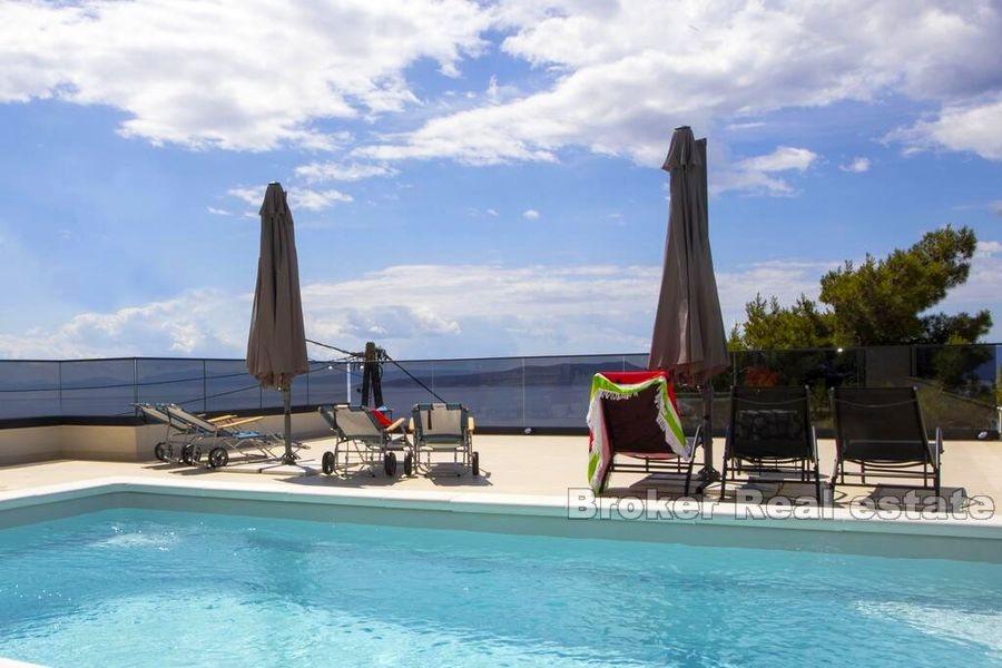 Nära Omis, modern villa med pool och panoramautsikt över havet