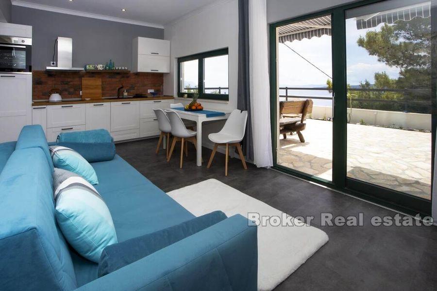 Nära Omis, modern villa med pool och panoramautsikt över havet