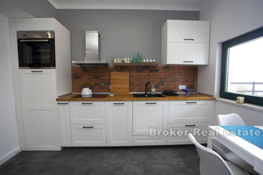 Niedaleko Omis, nowoczesna willa z basenem i panoramicznym widokiem na morze