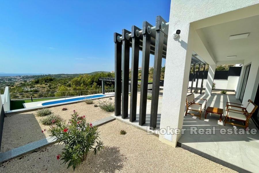 I nærheten av Primosten, moderne villa med panoramautsikt over havet