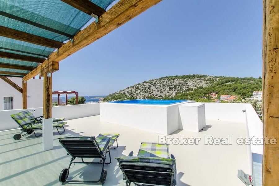 Nedaleko Rogoznica - Nově postavený menší dům s bazénem