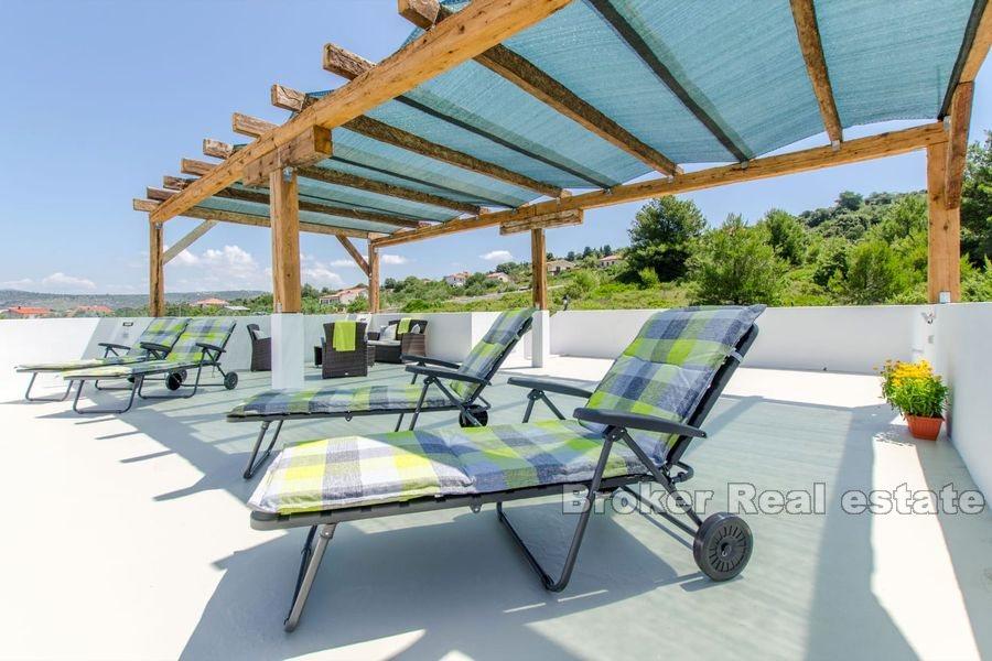 Nedaleko Rogoznica - Nově postavený menší dům s bazénem