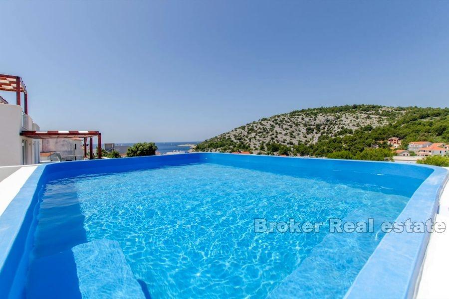 Nedaleko Rogoznica - Nově postavený menší dům s bazénem