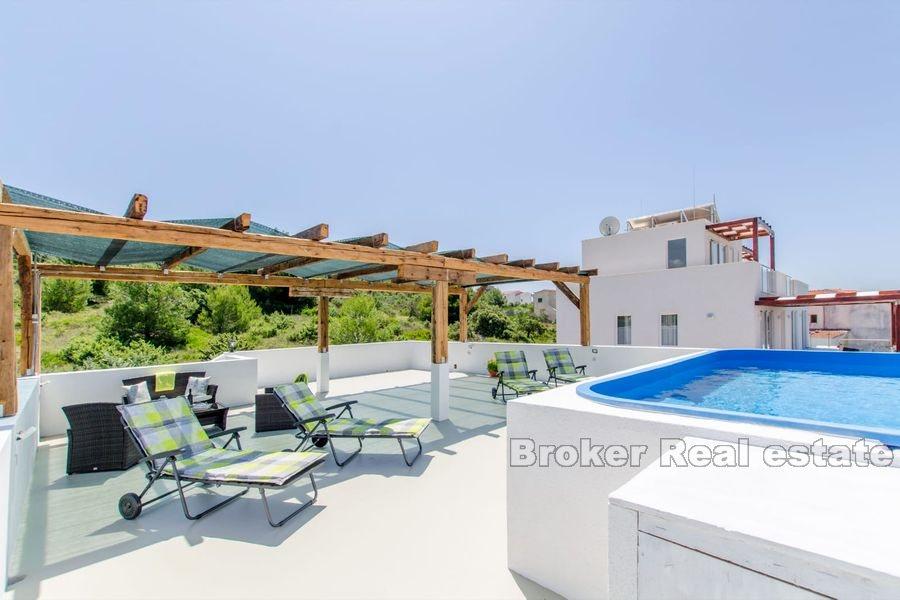 Nedaleko Rogoznica - Nově postavený menší dům s bazénem