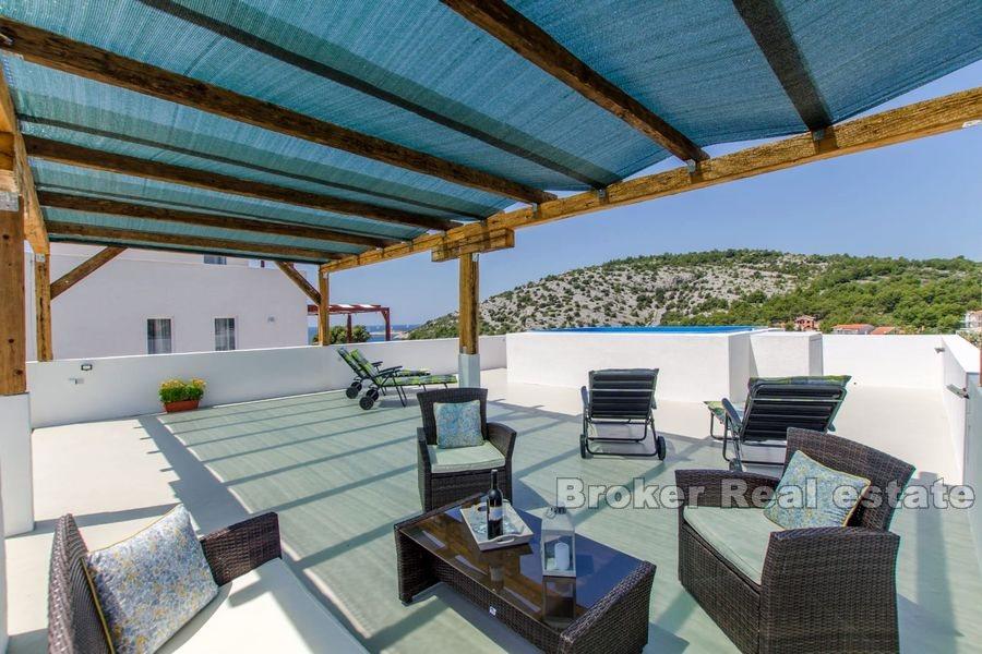 Nedaleko Rogoznica - Nově postavený menší dům s bazénem