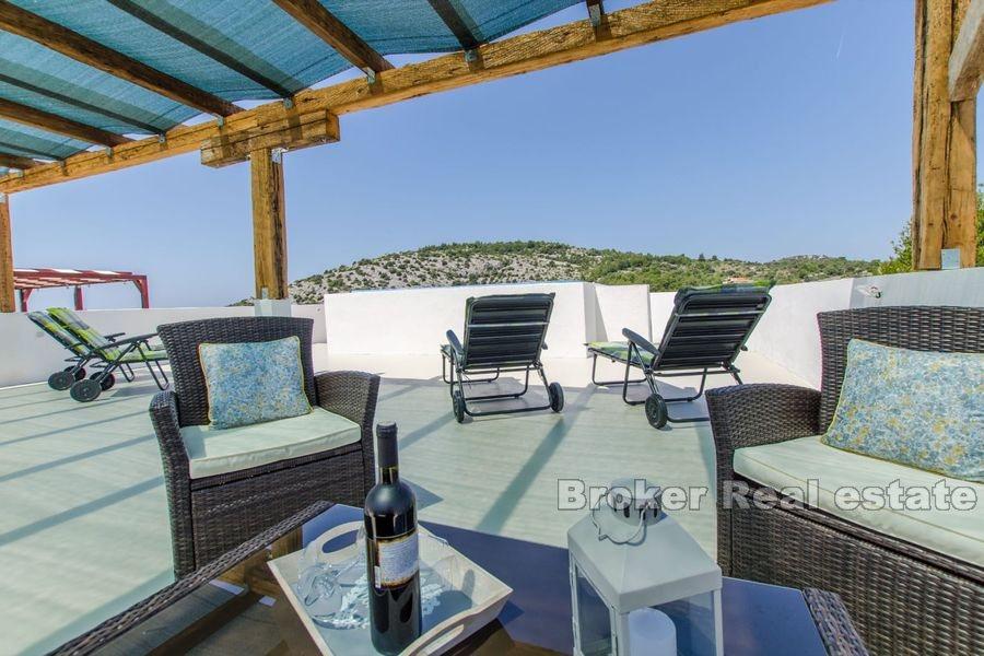 Nedaleko Rogoznica - Nově postavený menší dům s bazénem