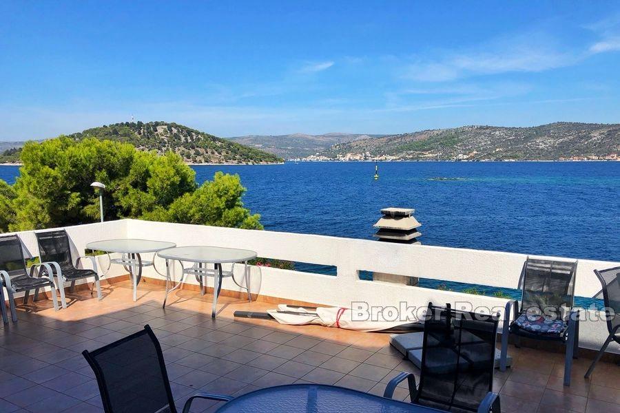 Nedaleko Rogoznica, apartmánový dům, první řada k moři