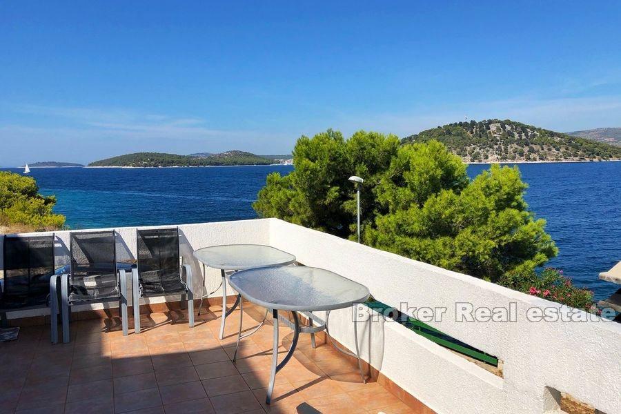 Près de Rogoznica, immeuble, première rangée de la mer