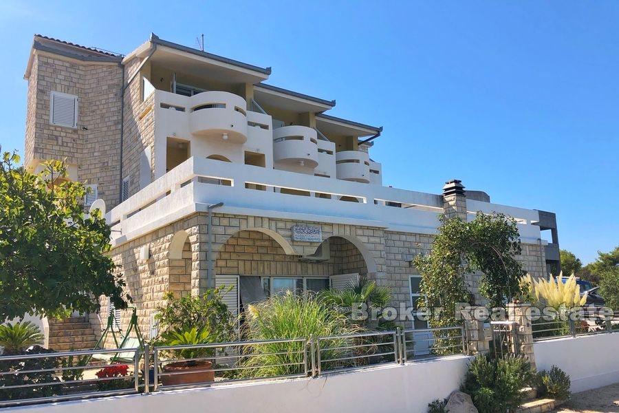 Près de Rogoznica, immeuble, première rangée de la mer