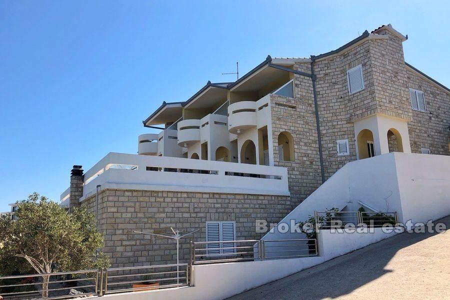 Près de Rogoznica, immeuble, première rangée de la mer