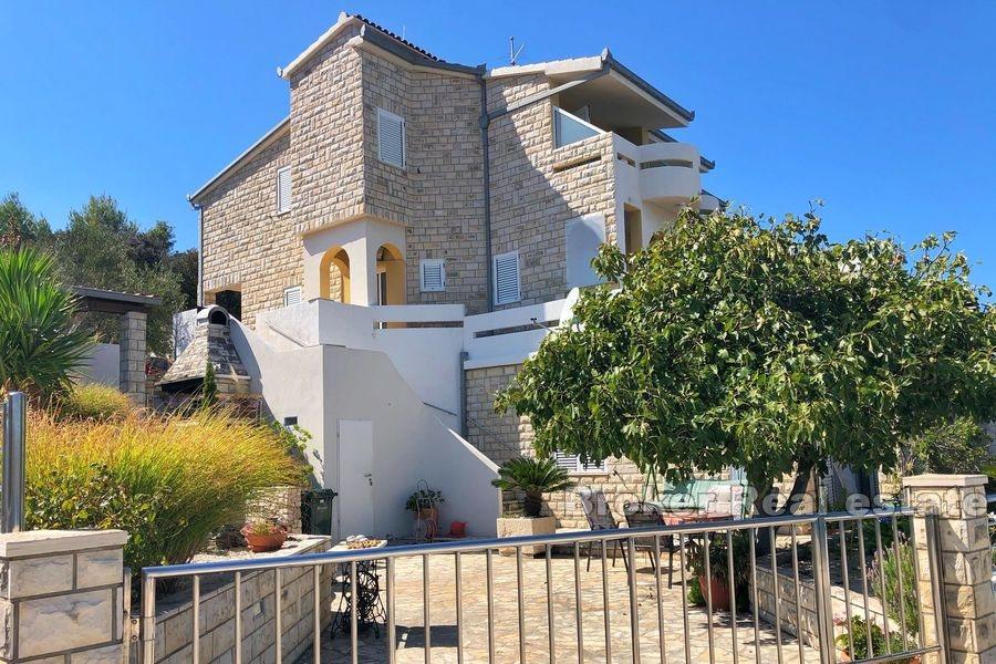 Près de Rogoznica, immeuble, première rangée de la mer