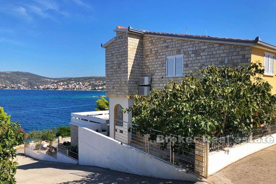 Près de Rogoznica, immeuble, première rangée de la mer