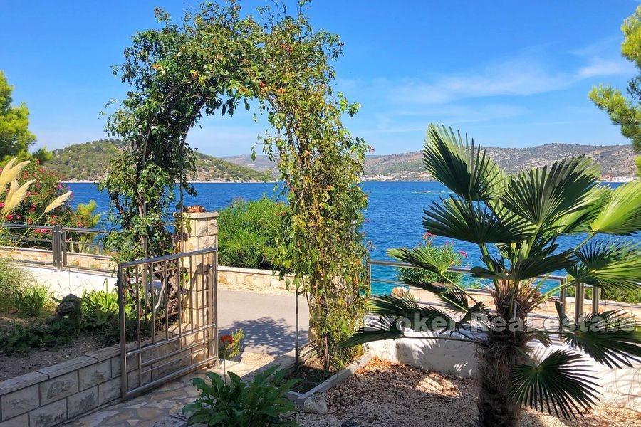 Près de Rogoznica, immeuble, première rangée de la mer